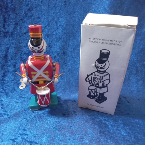 Vintage style tinplate - wind, up