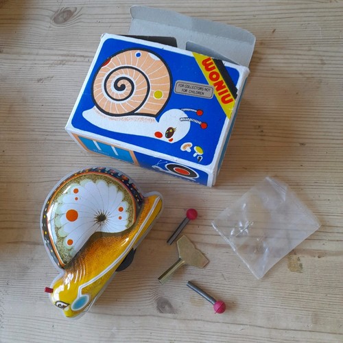 Old vintage woniu tin toy - old,